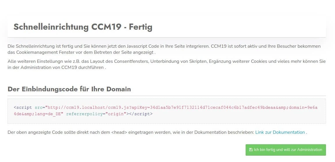 Screenshot des abschließenden Schritts der CCM19-Schnelleinrichtung mit Hinweis zur Integration des JavaScript-Codes, Anzeige des individuellen Einbindungscodes für die Domain und Button zum Wechsel in die Administration.